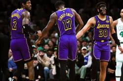 开云体育官网-马拉松赛事中湖人战胜对手成功伤退