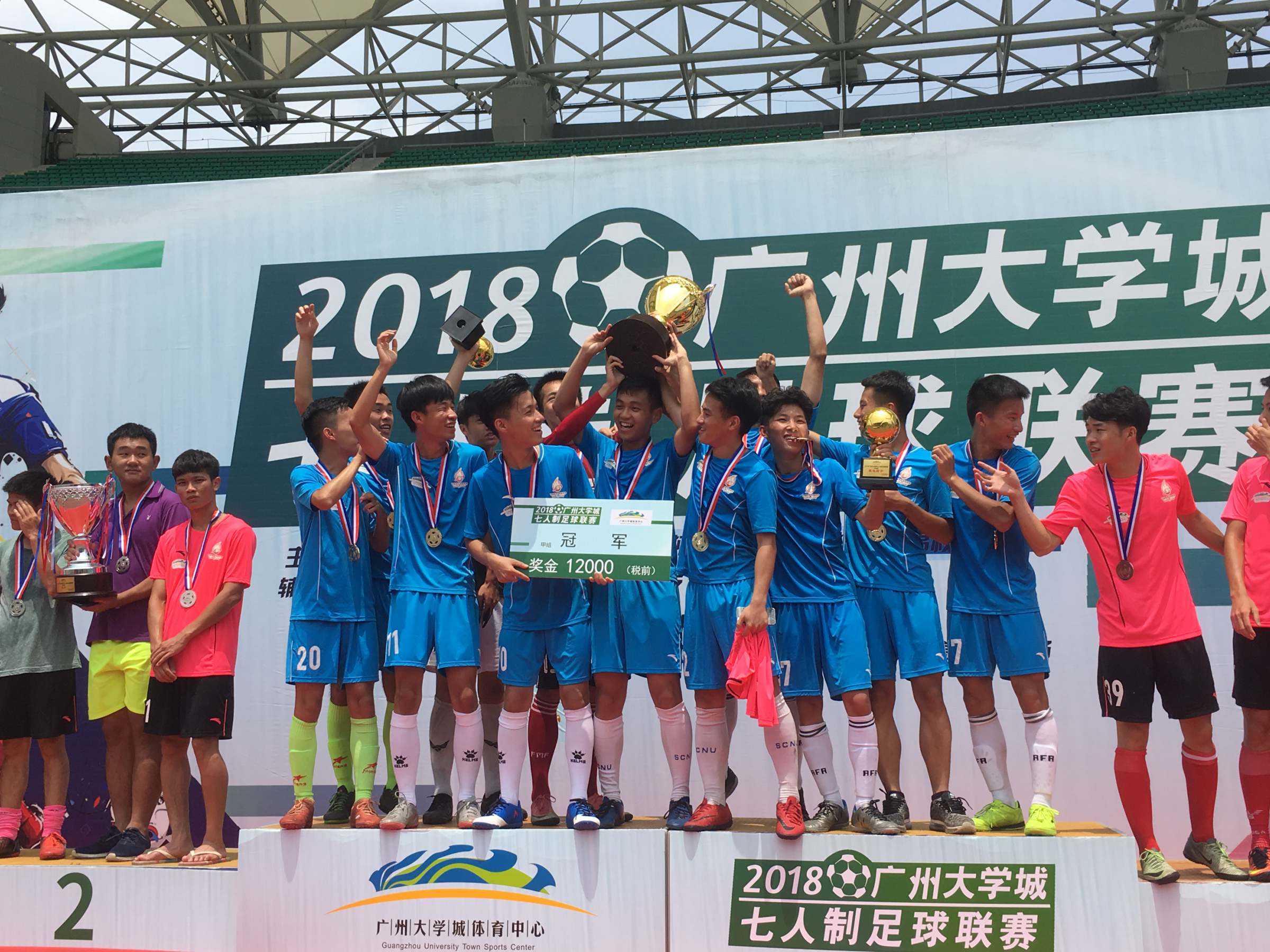 广州国内足球联赛成绩稳步上升，队员士气高昂的简单介绍