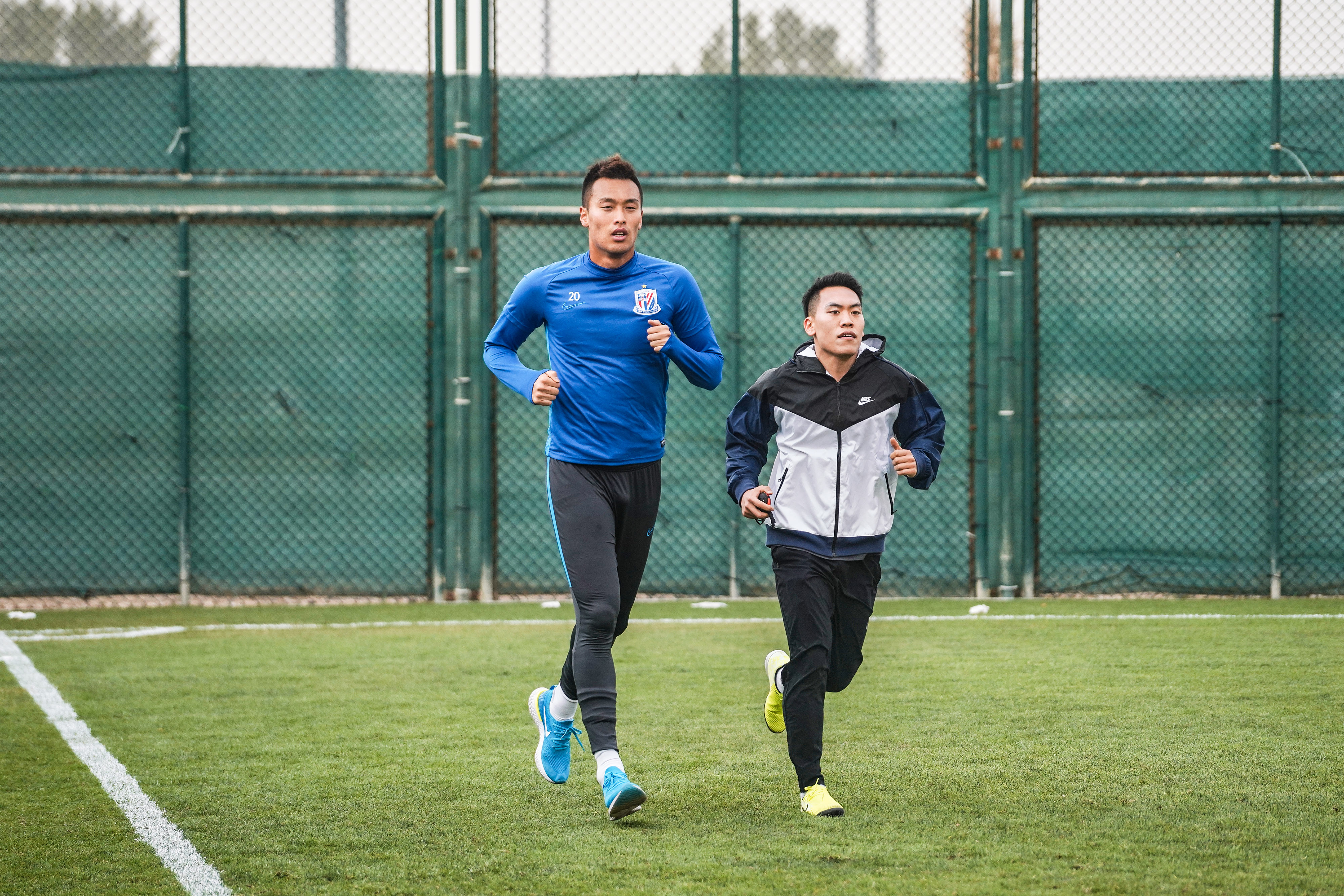 包含欧预赛即将开战，球队集训全力备战的词条