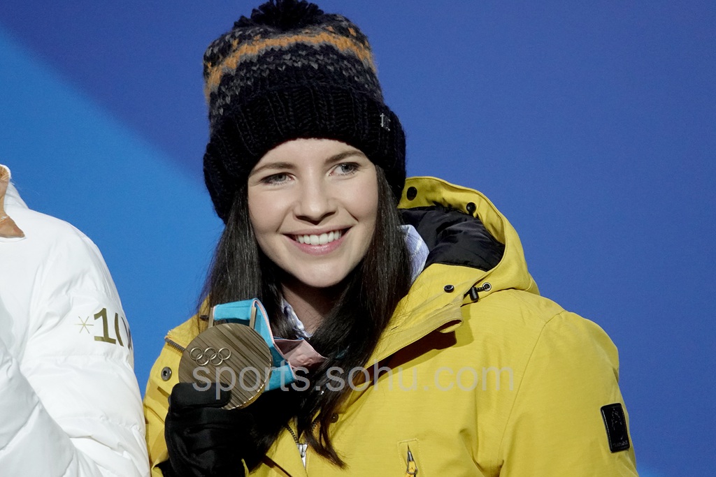 捷克举重选手不退不顾,登上领奖台 捷克举重选手不退不顾,登上领奖台