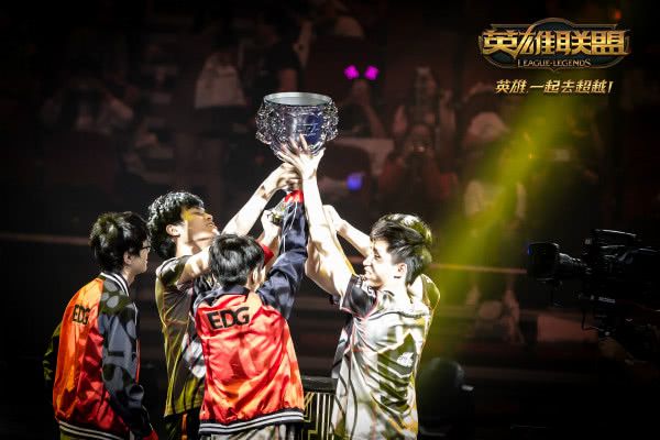 关于100T碾压FNC,Uzi开启传奇时刻激烈交锋2025世界赛,留下经典瞬间的信息 关于100T碾压FNC,Uzi开启传奇时刻激烈交锋2025世界赛,留下经典瞬间的信息