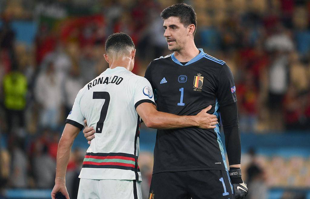 豪门对决！冰球上演世纪大战的简单介绍