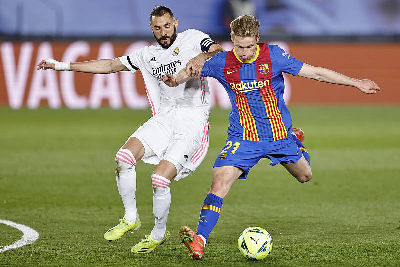 豪门对决！冰球上演世纪大战的简单介绍