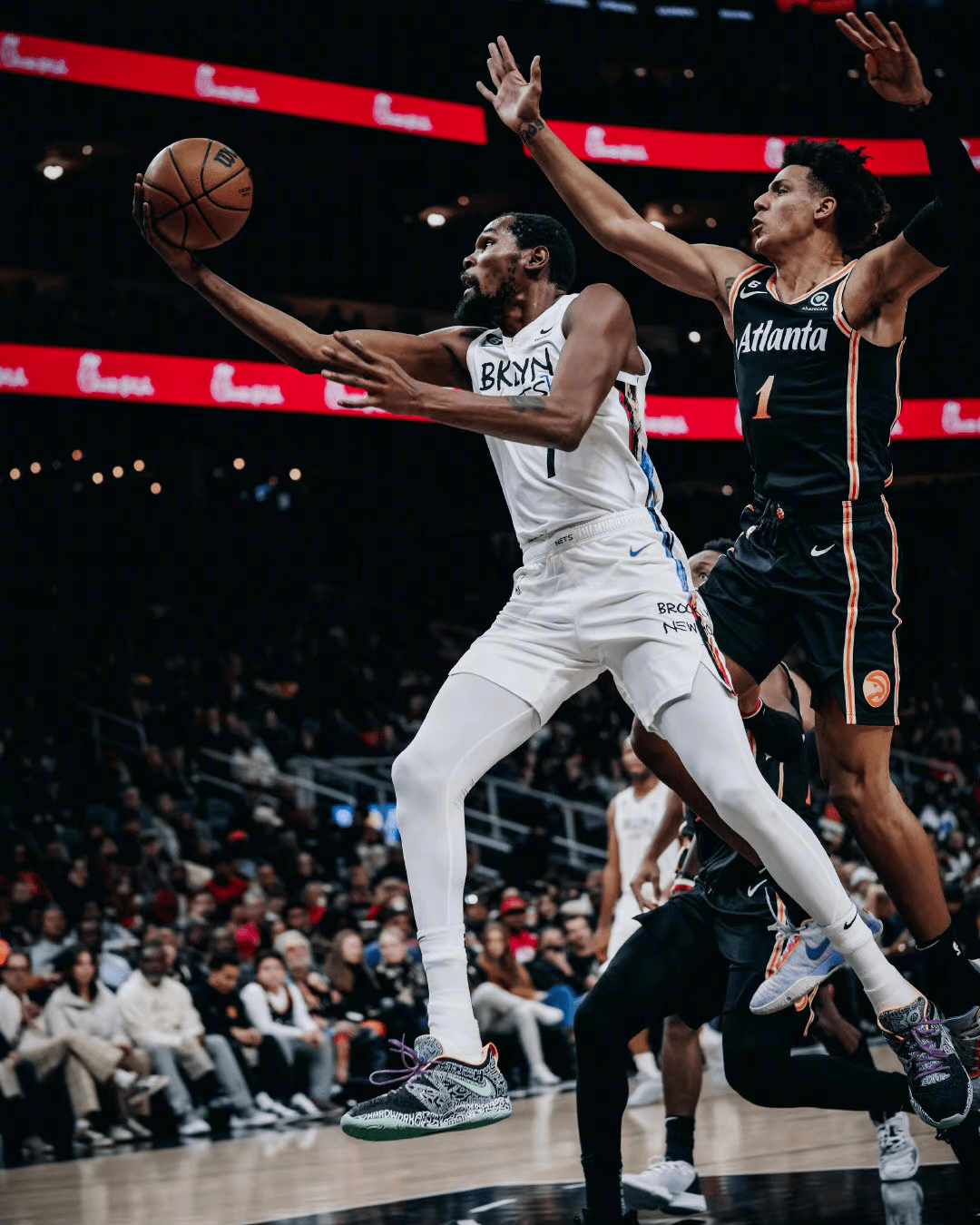 连胜势头难挡！篮球豪取十连胜