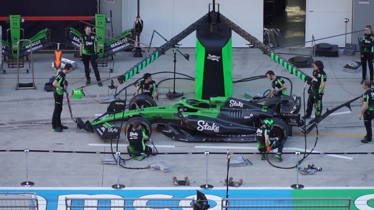 包含索伯车队碾压法拉利,皮亚斯特里关键制胜的词条 包含索伯车队碾压法拉利,皮亚斯特里关键制胜的词条