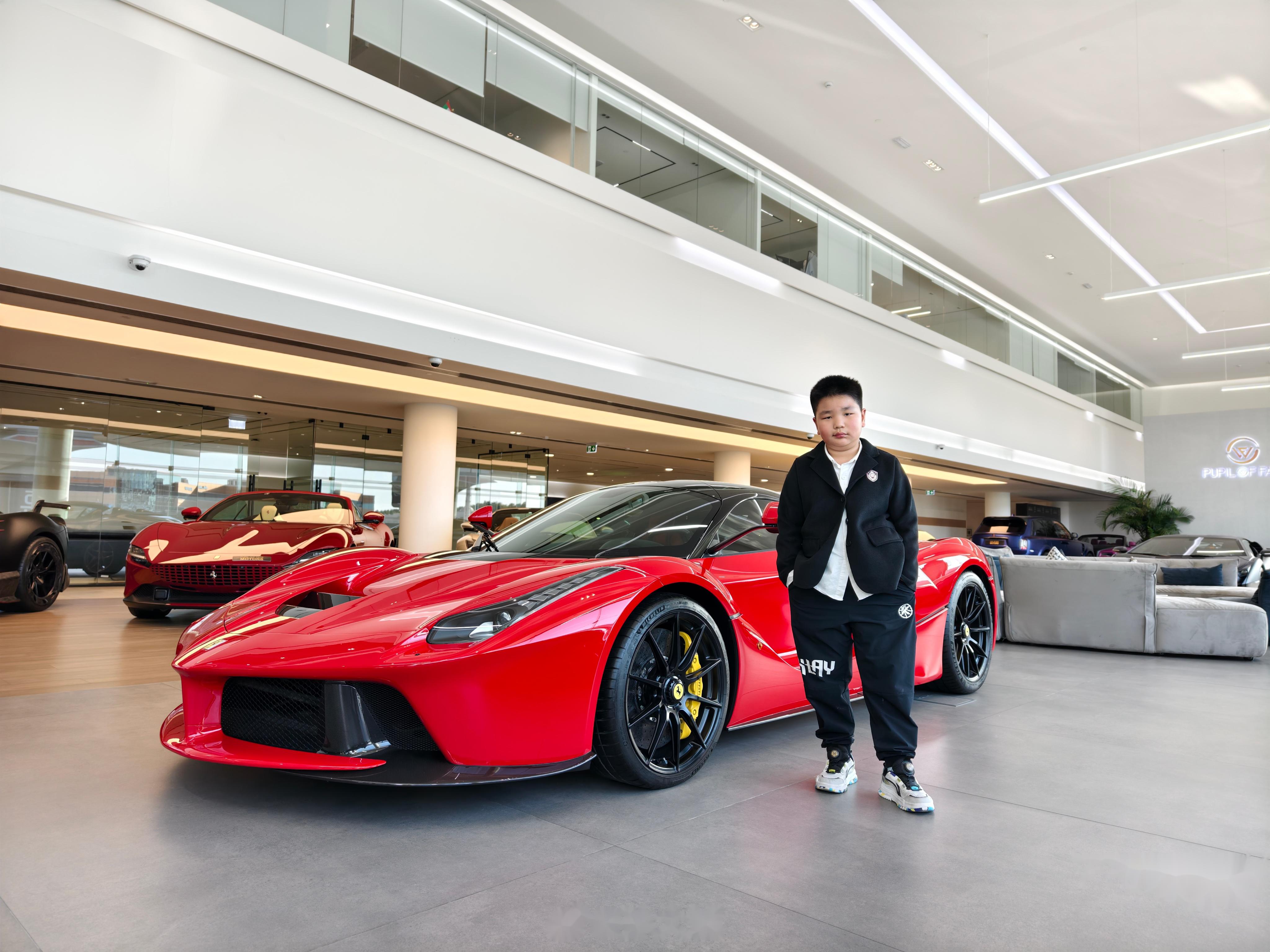 迈凯伦险胜法拉利，佩雷兹统治全场